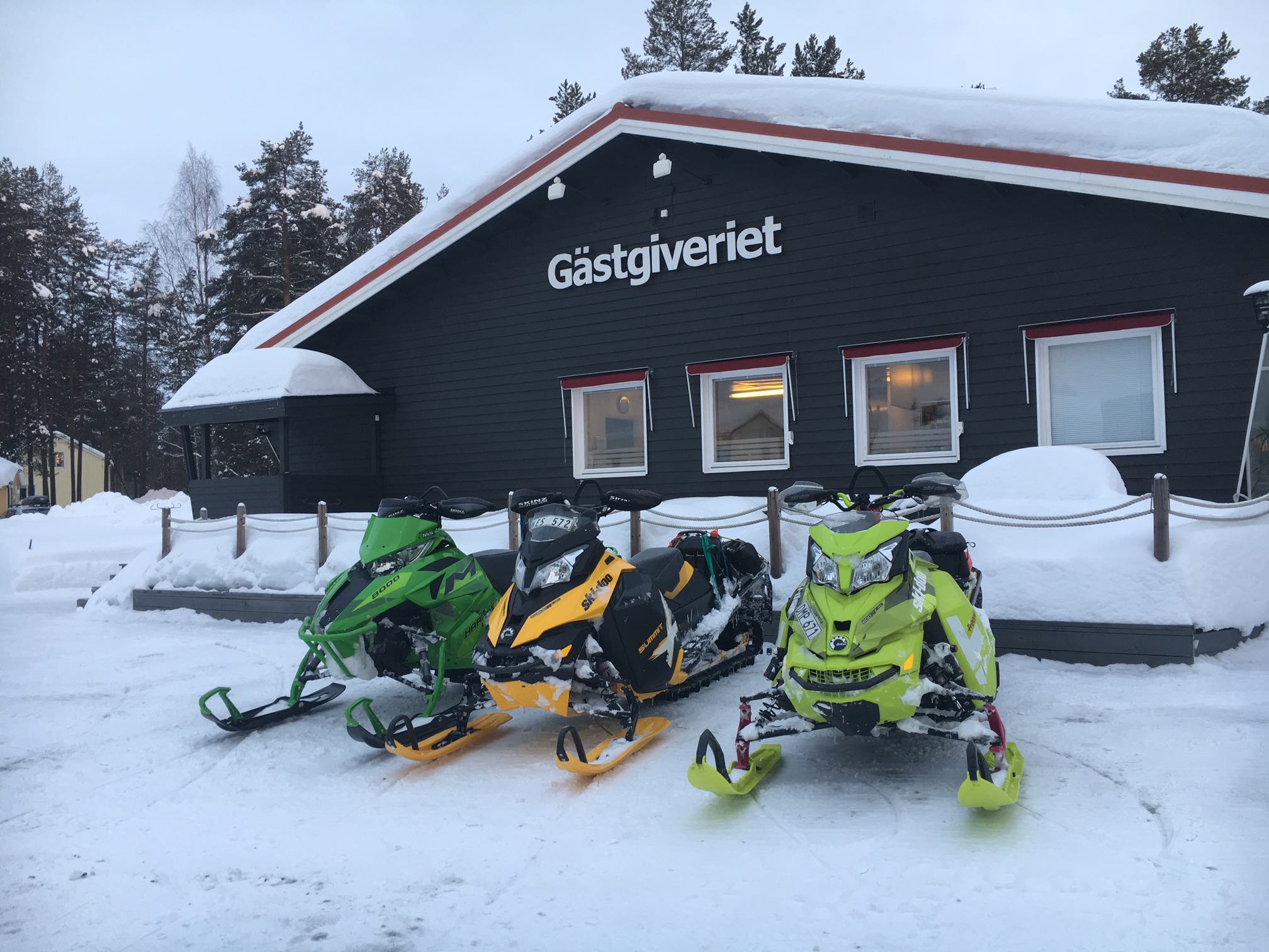 snowmobile-visitors-hotel-vuollerim2